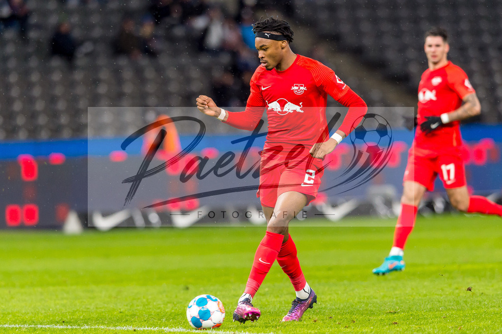 BSCRBL20220220_179 | Fussball, Herren: Mohamed Simakan (RB Leipzig) in Aktion, am Ball, Einzelaktion bei dem Spiel der 1. Bundesliga zwischen Hertha BSC und RB Leipzig im Olypiastadion am 20.02.2022 in Berlin, Deutschland.DFB / DFL REGULATIONS PROHIBIT ANY USE OF PHOTOGRAPHS AS IMAGE SEQUENCES AND/OR QUASI-VIDEO. - Realisiert mit Pictrs.com