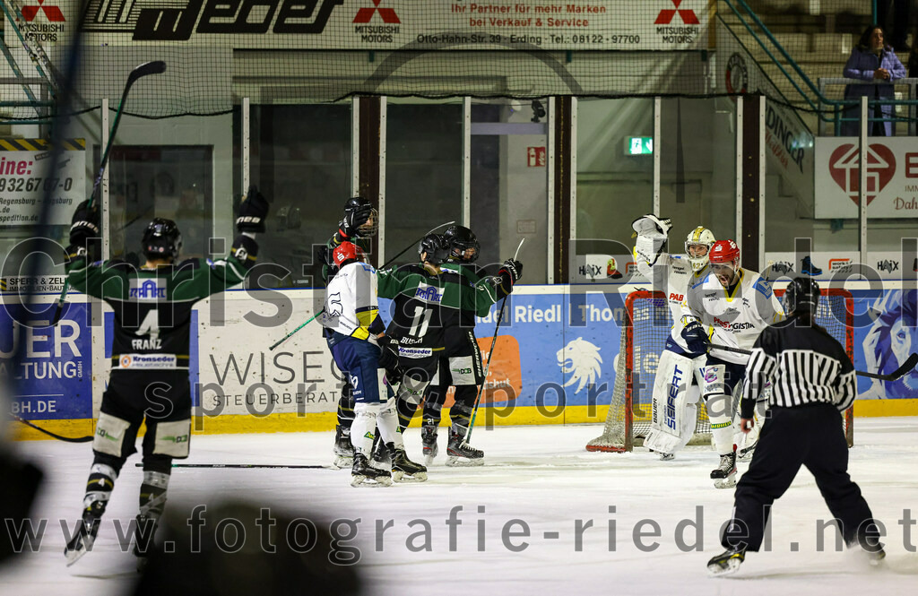 2023-01-06_067_TSV_Erding_gegen_ERV_Schweinfurt | Erding, Deutschland, 06.01.2023:
Eishockey, Bayernliga 2022 / 2023, 26. Spieltag, TSV Erding gegen ERV Schweinfurt, Endergebnis: 7:3

Simon Franz (Erding Gladiators, #4), Sebastian Busch (Erding Gladiators, #11), Torwart Benedict Roßberg (ERV Schweinfurt, #42)

Foto: Christian Riedel / fotografie-riedel.net