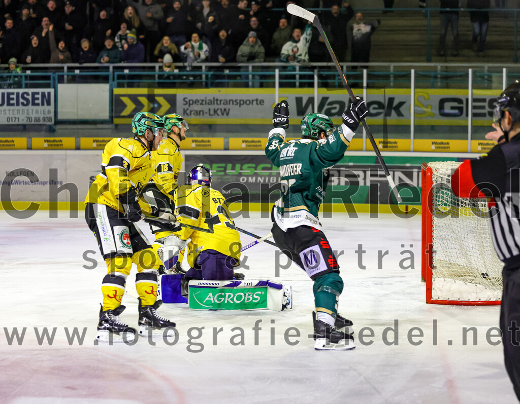 2025-12-19_032_TSV_Erding_gegen_Toelzer_Loewen | Erding, Deutschland, 19.12.2025:Eishockey, Oberliga Süd 2025 / 2026, 27. Spieltag, TSV Erding gegen Tölzer Löwen, Endergebnis: 2:5Karel Klikorka (Tölzer Löwen, #3), Alexander Fichtner (Tölzer Löwen, #16), Torwart Matthias Bittner (Tölzer Löwen, #32), Marc Schmidpeter (Erding Gladiators, #33)Foto: Christian Riedel / fotografie-riedel.net