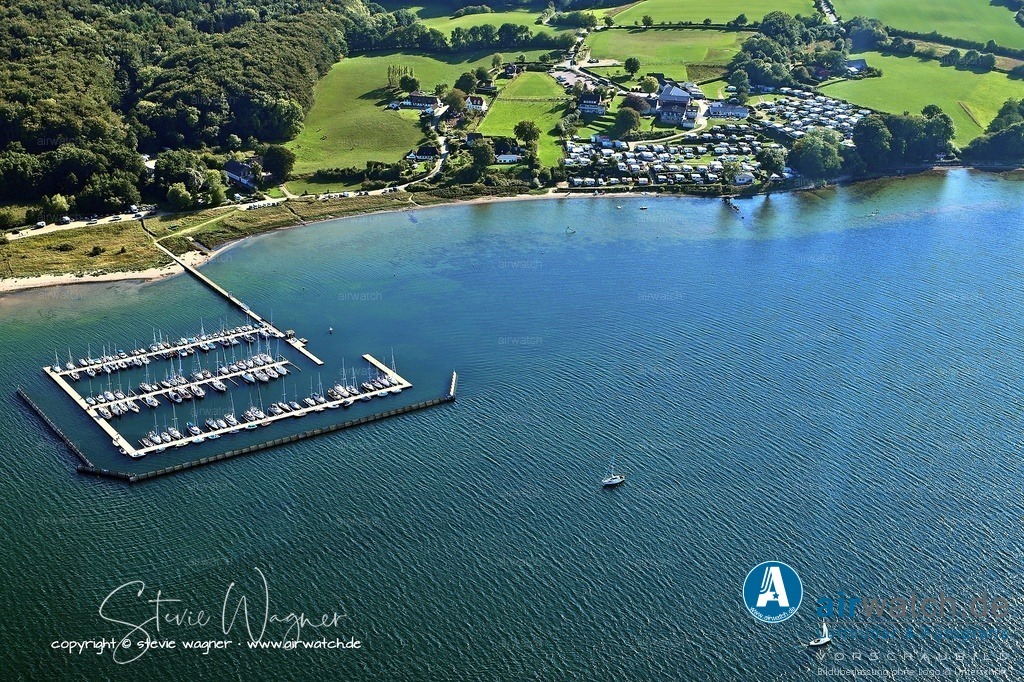 Luftbild Yachthafen Bockholmwik - In der Nähe befindet sich ein Campingplatz mit Geschäften | In der Nähe befindet sich ein Campingplatz mit Geschäften, einem Gasthaus, einem Fahrradverleih und Zimmervermietung. Ein 18-Loch-Golfplatz des Förde-Golf-Clubs Glücksburg ist zu Fuß in etwa 20 Minuten erreichbar. Der Ort Bockholmwik liegt mitten im Landschaftsschutzpark Ostsee und bietet wunderschöne Wanderwege entlang der Küste.