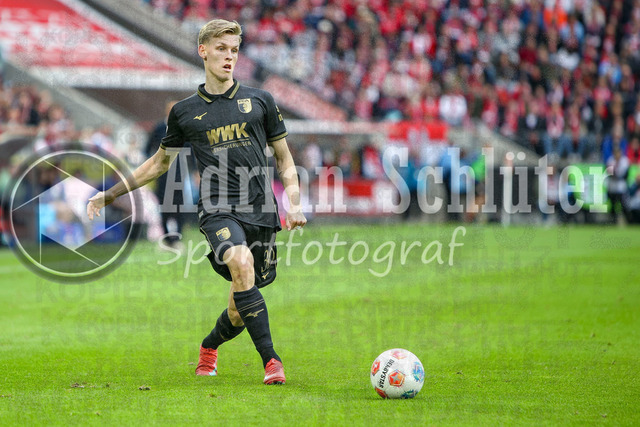 1. FC Köln vs FC Augsburg - 1. Bundesliga  | Köln, Deutschland, 18.10.25:   Marius Bülter (1. FC Köln) in Aktion am Ball, Einzelaktion waehrend des Spiels der 1. Bundesliga zwischen  1. FC Köln vs FC Augsburg im RheinEnergieStadion(Foto von Brauer-Fotoagentur / Adrian Schlueter)
