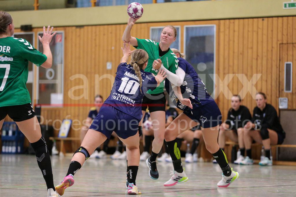 Handball, Testspiel Frauen, Buxtehuder SV - SV Werder Bremen | v.li.: Maxi Mühlner (Buxtehuder SV, 10) und Denise Engelke (SV Werder Bremen, 22) im Zweikampf, Duell, Spielszene, Aktion, Action
