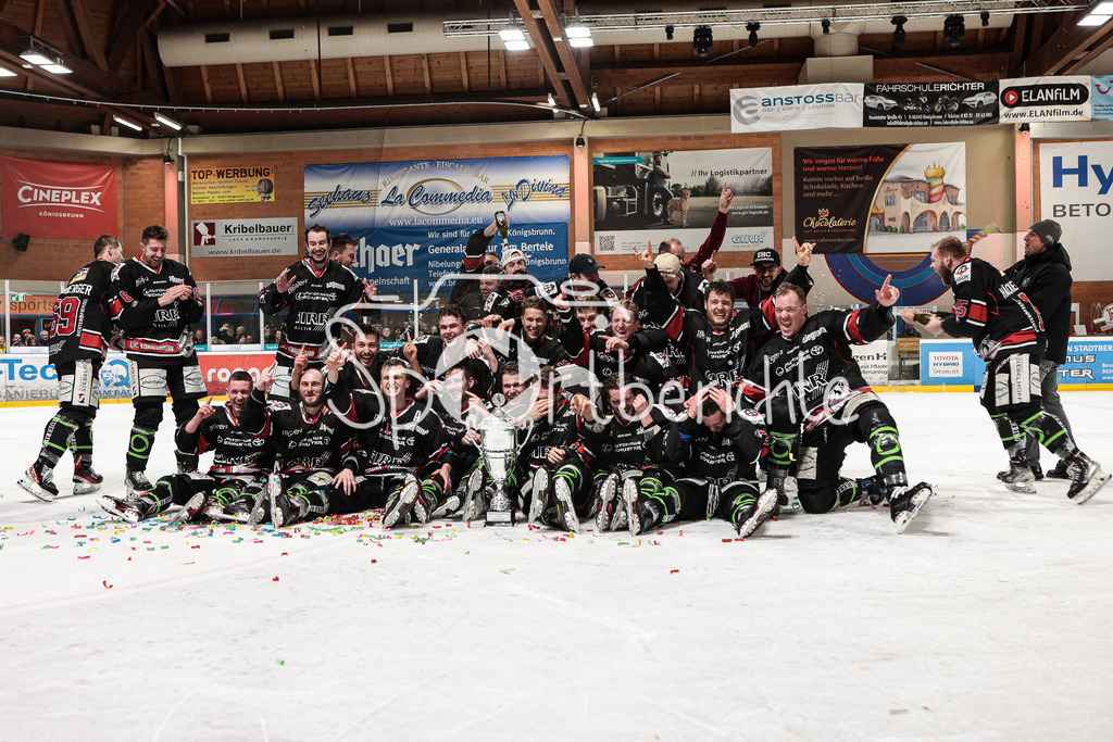 EHC Königsbrunn - TEV Miesbach | Grenzenloer Jubel beim EHC Koenigsbrunn nach dem Gewinn der Bayerliga Meisterschaft im Spiel 3 der Playoffserie gegen den TEV Miesbach / Jubel / Freude / Siegerfoto