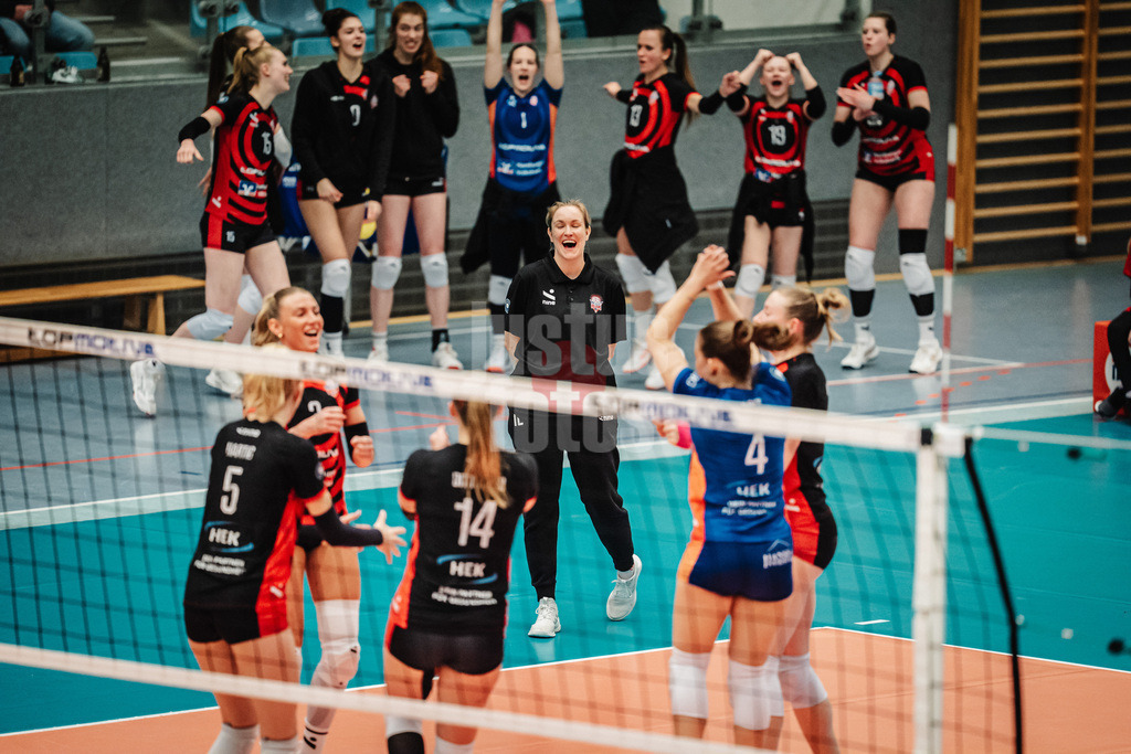 Volleyball | Frauen | Saison 2025/2026 | Volleyball Bundesliga | ETV Hamburger Volksbank Volleys vs. VC Wiesbaden | 14.03.2026 | ETV jubelt, in der Mitte Trainerin Ines Laube (ETV Hamburger Volksbank Volleys)
