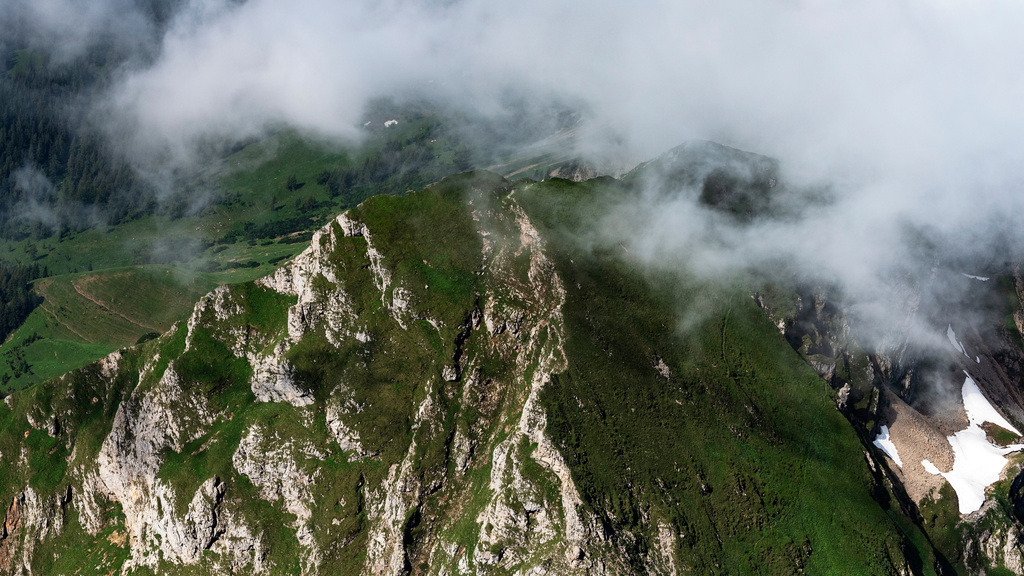 dr__0025687.jpg | EISENERZ 25.06.2019 Wolken am Gipfel der Tullingeralm in den Ennstaler Alpen in der Felsen- und Berglandschaft in Eisenerz in Steiermark, Österreich. // Clouds on Rocky and mountainous landscape of Tullingeralm in den Ennstaler Alpen in Eisenerz in Steiermark, Austria. Foto: Daniel Reiter