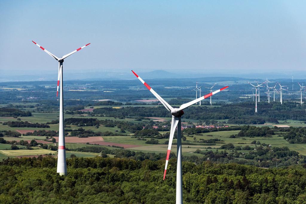 dr__dsc9367.jpg | FELDATAL 08.05.2018 Windenergieanlagen ( WEA ) - Windrad- in einem Wald- und Forstgebiet in Feldatal im Bundesland Hessen, Deutschland. // Wind turbine windmills (WEA) in a forest area in Feldatal in the state Hesse, Germany. Foto: Daniel Reiter