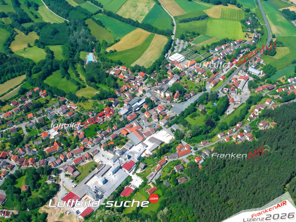 Die Luftaufnahme der Stadt Weissenbrunn wurde vom UL-Flugzeug heraus erstellt ( keine Drohne )- hohe Auflösung für beste Qualität