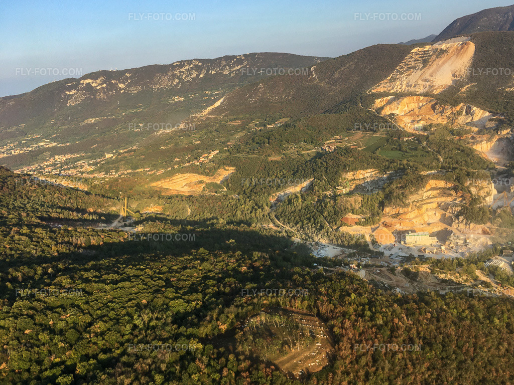 Aerial view: Marble quarries Cava Costruzioni Fontana in Nuvolera in the state Brescia, Italy. – Photo: IMG-135035.jpg taken on 09/23/2022 by Werner Riehm/FLY-FOTO.com – Resolution of the original: 3739 x 2804 px