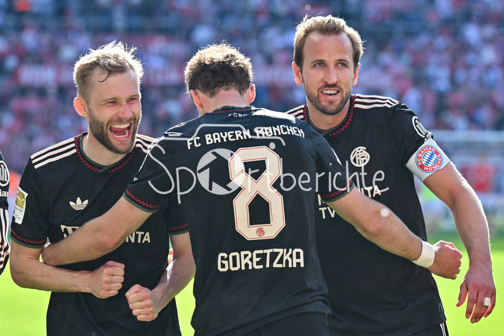 1. FSV Mainz 05 - FC Bayern München | MAINZ, GERMANY - 25. APRIL: die Spieler der Bayern feiern zusammen mit den Fans den Auswärtssieg in Mainz nach dem Bundesligamatch zwischen dem 1. FSV Mainz 05 und dem FC Bayern München am 31. Spieltag in der MEWA Arena / DFL REGULATIONS PROHIBIT ANY USE OF PHOTOGRAPHS AS IMAGE SEQUENCES AND/OR QUASI-VIDEO / Konrad LAIMER (FC Bayern Munich 27), Leon GORETZKA (FC Bayern Munich 8) und Harry KANE (FC Bayern Munich 9)
