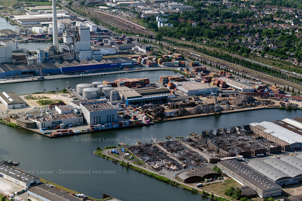 4030085 | BREMEN 01.06.2020 Kaianlagen und Schiffs- Anlegestellen am Hafenbecken des Binnenhafen am Ufer der Weser im Ortsteil Gröpelingen in Bremen, Deutschland. Weiterführende Informationen bei: bremenports GmbH &amp; Co. KG. // Quays and boat moorings at the port of the inland port on shore of Weser in the district Groepelingen in Bremen, Germany. Further information at: bremenports GmbH &amp; Co. KG. Foto: Gerhard Launer