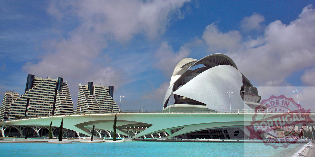 City of Arts and Sciences and bridge reflecting in blue water, Valencia, Spain | Modern architecture of the City of Arts and Sciences with a bridge reflecting in blue water under a cloudy sky in Valencia, Spain - Realisiert mit Pictrs.com