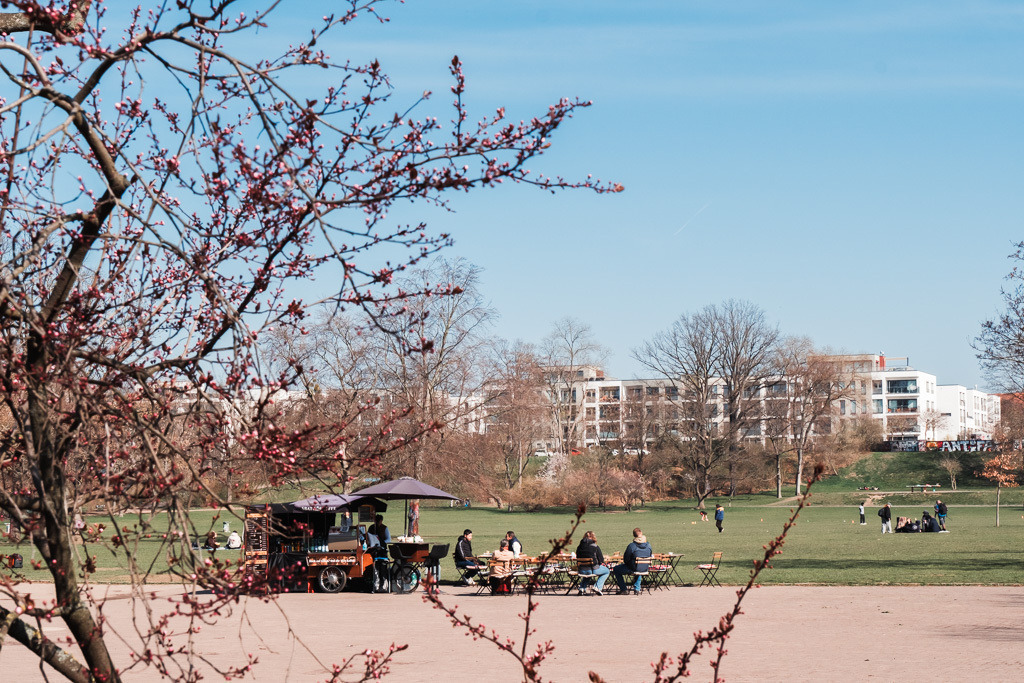 Frühlings-Café auf dem Alaunplatz | Stephan Böhlig fotografiert seit Jahren eines der schönsten Viertel Dresdens - die Dresdner Neustadt. - Realisiert mit Pictrs.com