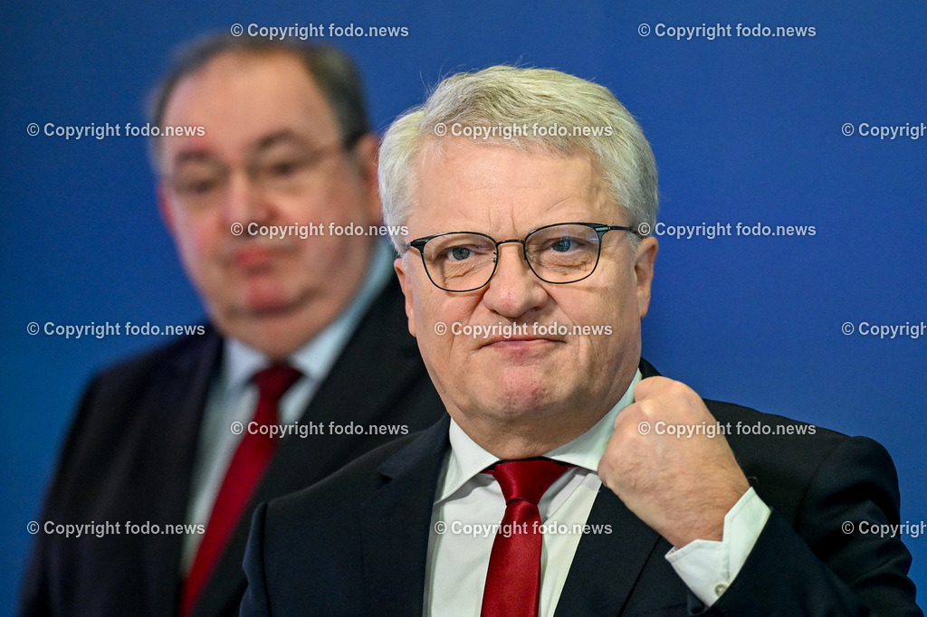 Pressekonferenz Linz AG_ Investitionen Ausblick 2024_ 19.02.2024-18 | 19.02.2024, Linz AG, AUT, Pressekonferenz Linz AG, Investitionen Ausblick 2024, im Bild Erich Haider (Generaldirektor der LINZ AG), Klaus Luger (SP, Bgm. der Stadt Linz)