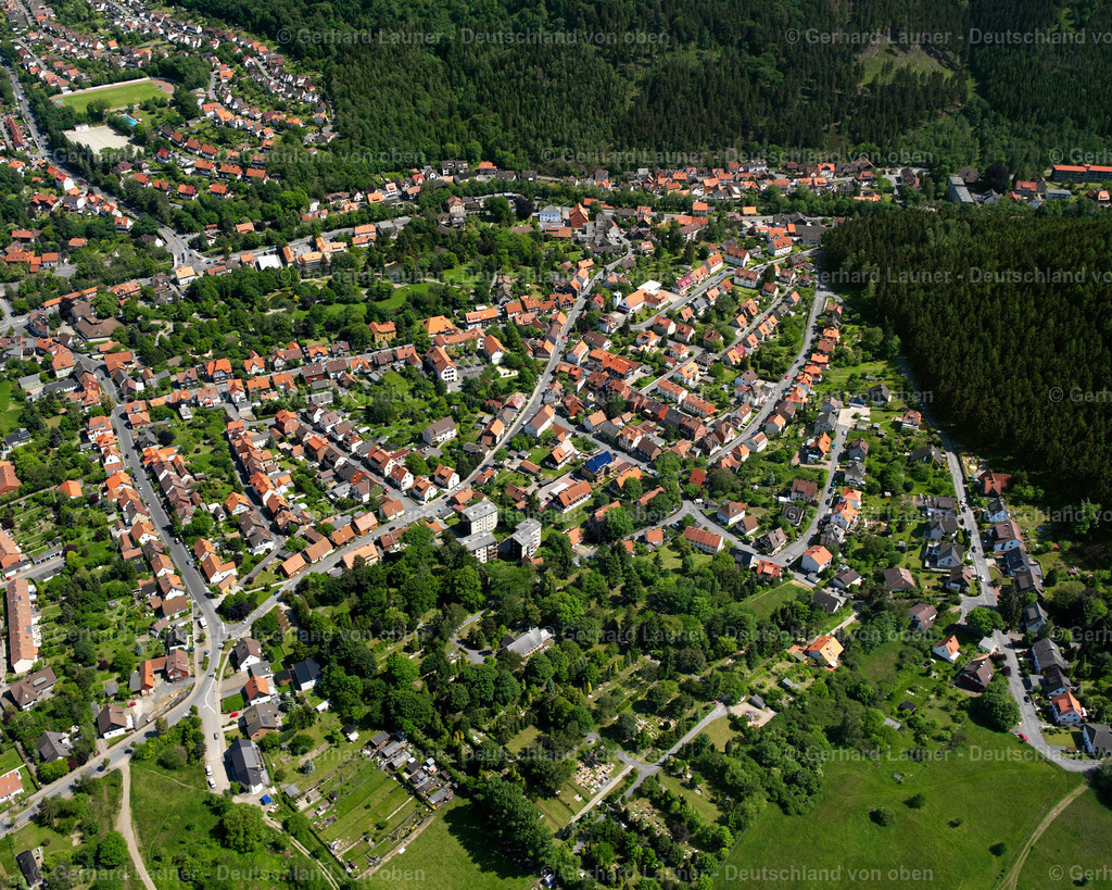 2638447 | OKER 09.06.2006 Wohngebiet - Mischbebauung der Mehr- und Einfamilienhaussiedlung  in Oker im Bundesland Niedersachsen, Deutschland // Residential area - mixed development of a multi-family housing estate and single-family housing estate  in Oker in the state Lower Saxony, Germany Foto: Gerhard Launer