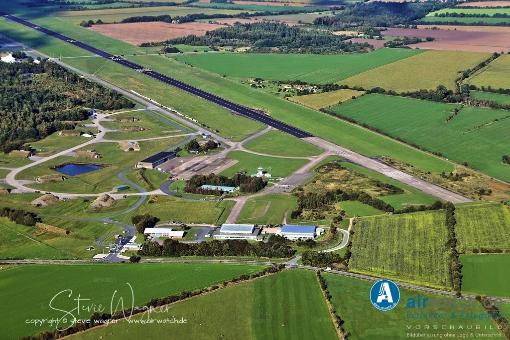 Luftbild Flughafen Husum-Schwesing - Die Ursprünge der Fliegerei in Husum reichen bis Anfang der 1930er Jahre zurück | Die Ursprünge der Fliegerei in Husum reichen bis Anfang der 1930er Jahre zurück, als der Flugplatz Husum-Narrenthal im heutigen Schauendahl,  im Norden Husums als zivil genutztes Flugfeld entstand. Der heutige Flugplatz Husum-Schwesing wurde in den Jahren 1938/1939 angelegt, wobei für die Arbeiter nahe dem Dorf Schwesing ein Reichsarbeitsdienstlager errichtet wurde.