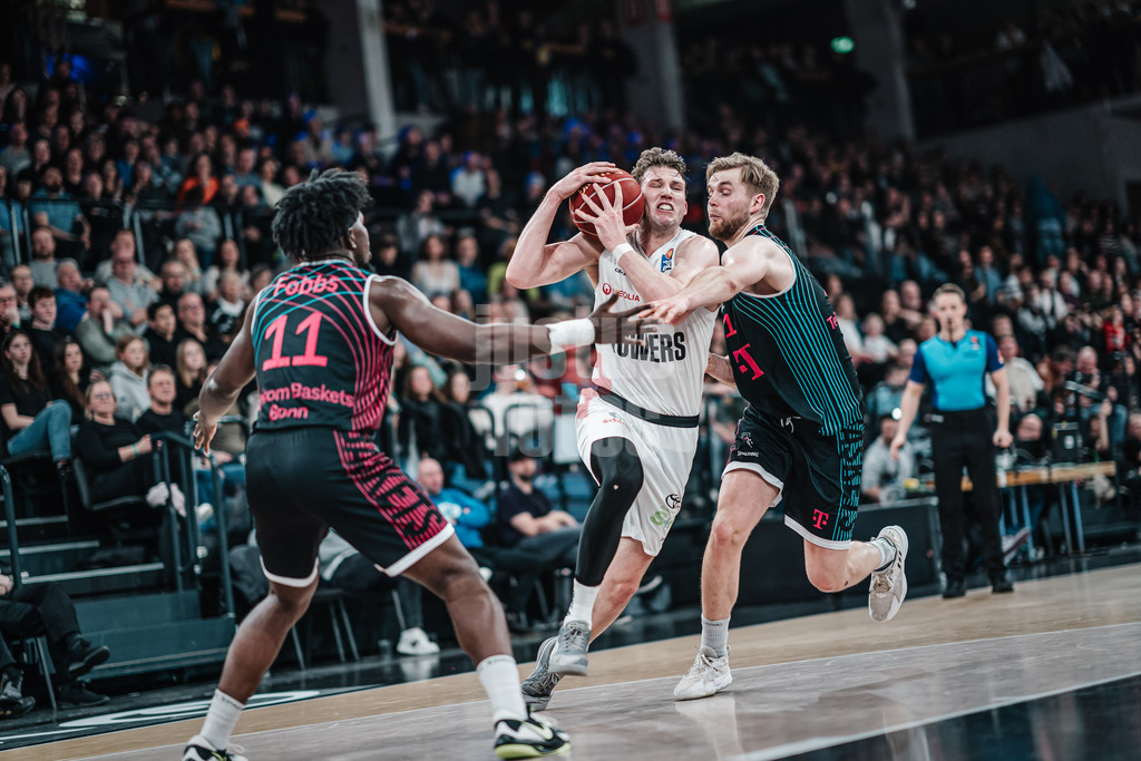 Basketball | Männer | Saison 2023/2024 | easyCredit Basketball Bundesliga | Veolia Towers Hamburg vs. Telekom Baskets Bonn | 03.02.2024 | Lukas Meisner (#7, Hamburg Towers) kämpft sich vorbei an Till Pape (#19, Telekom Baskets Bonn)