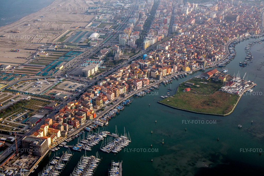 Aerial view: Sottomarina in Faro in the state Veneto, Italy. – Photo: IMG_087574.jpg taken on 04/06/2016 by Werner Riehm/FLY-FOTO.com – Resolution of the original: 5472 x 3648 px