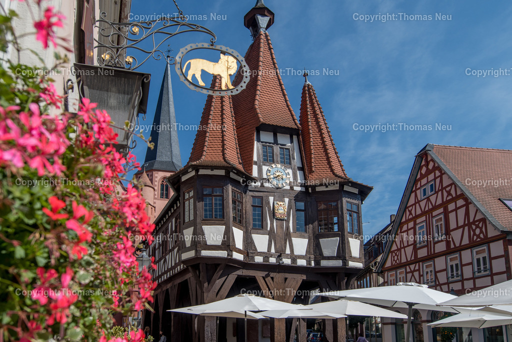 Michelstadt-Altstadt-historisches-Rathaus-Odenwald_Fotografie-Thomas-Neu-8 | Der Marktplatz in Michelstadt im Odenwald mit seinem historisches Rathaus aus dem Jahre 1484