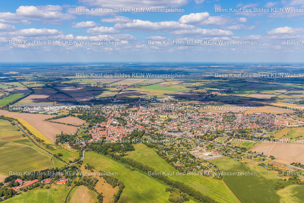Oebisfelde | Diese Luftaufnahme zeigt einen Ort im Landkreis Börde aus der Vogelperspektive. Das Bild entstand aus einem Tragschrauber und vermittelt einen eindrucksvollen Überblick über die Siedlungsstruktur, die umgebende Landschaft und die charakteristischen Merkmale des Ortes. Die Aufnahme dokumentiert Architektur, Straßenverläufe und Grünflächen aus einer außergewöhnlichen Perspektive und ist Teil des Mitteldeutschen Bildarchivs von Luftbildfotograf Steffen Lehmann.
 - Realisiert mit Pictrs.com