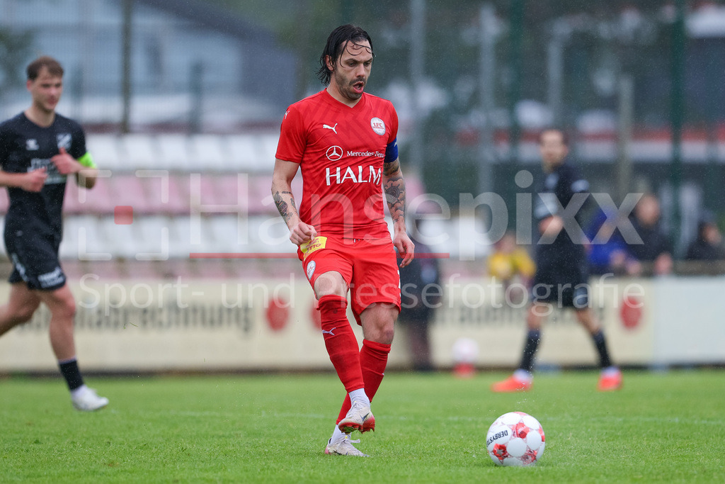 Fussball, Aufstiegsrunde Regionalliga Nord, 1. FC Germania Egestorf-Langreder - SV Todesfelde | Joshua Siegert (1. FC Germania Egestorf-Langreder, 20) am Ball, Einzelbild, Ganzkörper, Aktion, Action, Spielszene