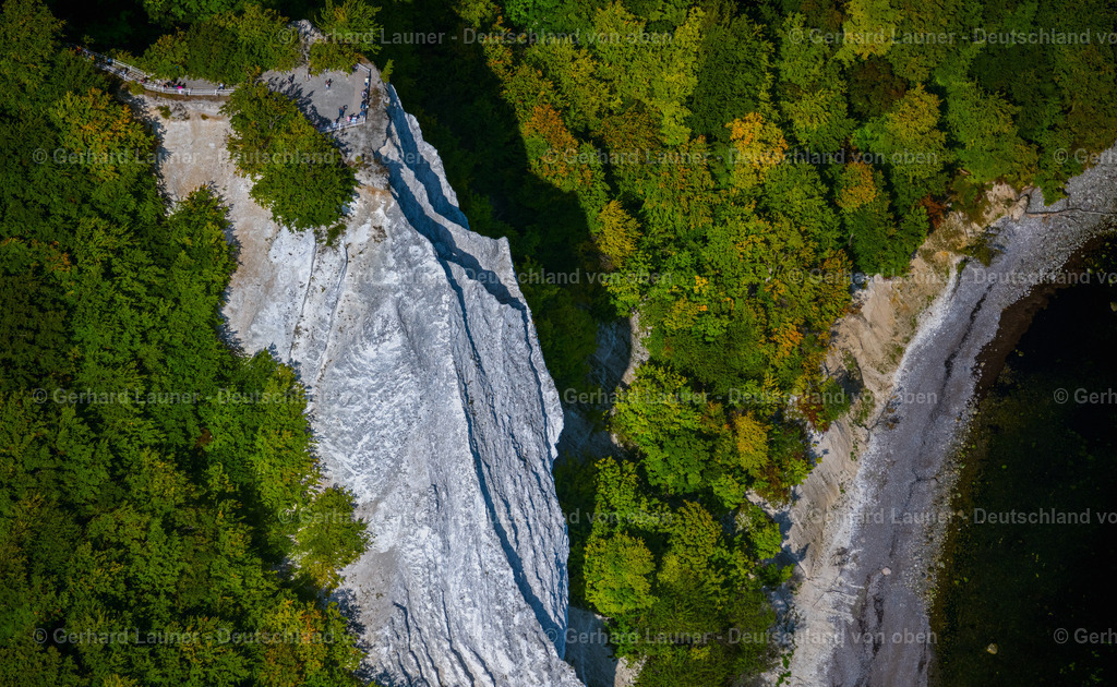 4061422 | LOHME 08.09.2021 Felsen- Küsten- Landschaft an der Steilküste - Kreidefelsen Königstuhl - in Lohme im Bundesland Mecklenburg-Vorpommern, Deutschland. Weiterführende Informationen bei: Nationalpark-Zentrum KÖNIGSSTUHL Sassnitz gemeinnützige GmbH. // Rock Coastline on the cliffs - Kreidefelsen Koenigstuhl - in Lohme in the state Mecklenburg - Western Pomerania, Germany. Further information at: Nationalpark-Zentrum KOeNIGSSTUHL Sassnitz gemeinnuetzige GmbH. Foto: Gerhard Launer