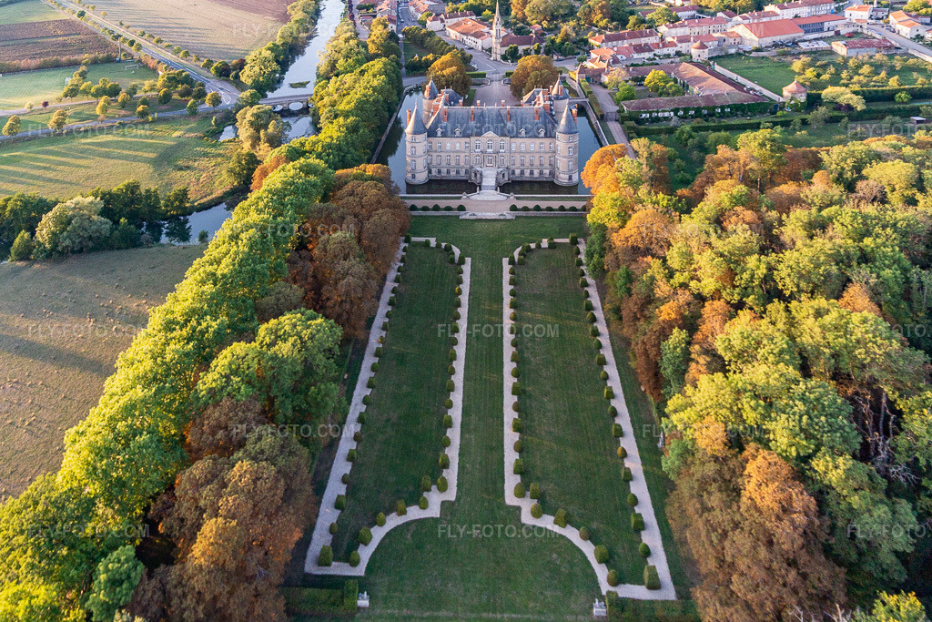 Aerial view: Buildings and castle park facilities of the moated castle Château d'Haroué in Haroue in Haroué in the state Meurthe et Moselle, France. – Photo: IMG_117927.jpg taken on 09/14/2019 by Werner Riehm/FLY-FOTO.com – Resolution of the original: 4554 x 3036 px