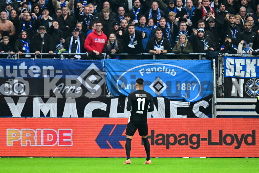 KBS Picture_HSV-Wolfsburg_020 | Wolfsburg Torjubel zum 1:0 Torschuetze Daghim Adam (VfL Wolfsburg) macht vor der HSV Nordkurve den Pistolenmann ,Sportplatz :  Volksparkstadion, - Realisiert mit Pictrs.com