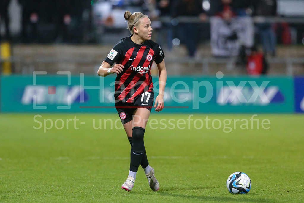 Fussball, Google Pixel Frauen-Bundesliga, Eintracht Frankfurt - SV Werder Bremen | v.li.: Pia-Sophie Wolter (Eintracht Frankfurt, 17) am Ball, Freisteller, Einzelbild, Ganzkörper, Aktion, Action, Spielszene, DIE DFB-RICHTLINIEN UNTERSAGEN JEGLICHE NUTZUNG VON FOTOS ALS SEQUENZBILDER UND/ODER VIDEOÄHNLICHE FOTOSTRECKEN. DFB REGULATIONS PROHIBIT ANY USE OF PHOTOGRAPHS AS IMAGE SEQUENCES AND/OR QUASI-VIDEO.
