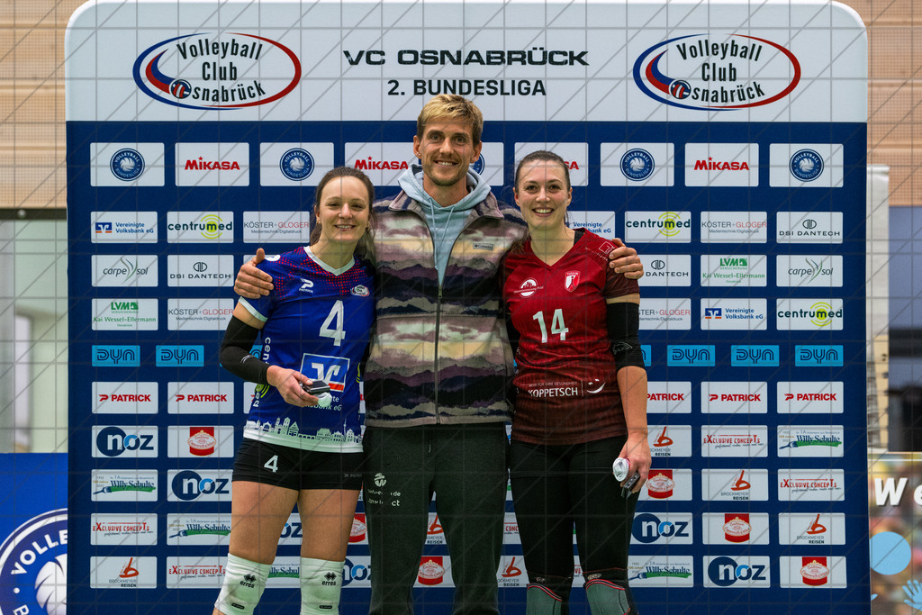 2. VBLF Nord 25/26 | Spiel 4065 | VC Osnabrück vs. TUSA City Girls Düsseldorf | MVP Gold Liebchen, Isabelle (TUSA City Girls Düsseldorf #14), MVP Silber BARTHOLOMÄUS Julia (VC Osnabrück e.V. #4) überreicht von Poniewaz Bennet //  10.01.26: 2. VBLF Nord 25/26 | Spiel 4065 | VC Osnabrück vs. TUSA City Girls Düsseldorf / Osnabrück / Deutschland  //   CREDIT:www.bullenfotos.de, Martin König, Hörner Weg 40, D-49078 Osnabrück, +4917663732967 // Nutzung und Weitergabe nur zu den vereinbarten Zwecken. Presseanfragen an Ersteller. Alle Rechte beim Ersteller. Honorierung nach MFM. - Realisiert mit Pictrs.com
