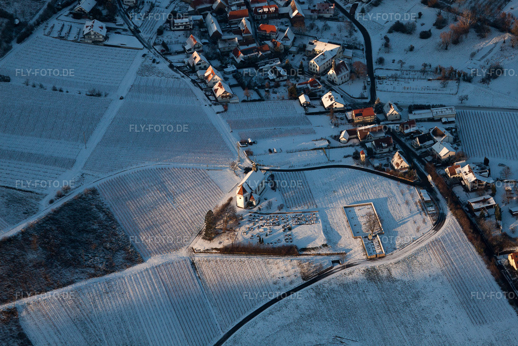 Luftbild: St. Dionysius Kapelle im Schnee im Ortsteil Gleiszellen in Gleiszellen-Gleishorbach im Bundesland Rheinland-Pfalz in Deutschland. Foto: IMG_54682.jpg vom 08.12.2012 durch Werner Riehm/FLY-FOTO.de