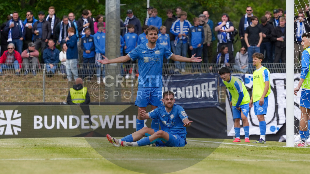 Fußball, Herren, Saison 2024/2025, Finaltag der Amateure 2025, Landespokal Brandenburg, Finale, VfB 1921 Krieschow vs. RSV Eintracht 1949, Samstag 24.05.2025, Volksparkstadion Neuruppin, | Fußball, Herren, Saison 2024/2025, Finaltag der Amateure 2025, Landespokal Brandenburg, Finale, VfB 1921 Krieschow vs. RSV Eintracht 1949, Samstag 24.05.2025, Volksparkstadion Neuruppin, Im Bild: Tim Göth (stehend RSV) und Luca Krüsemann (sitzend RSV) verärgert/enttäuschend über eine Schiedsrichter Entscheidung - Realisiert mit Pictrs.com