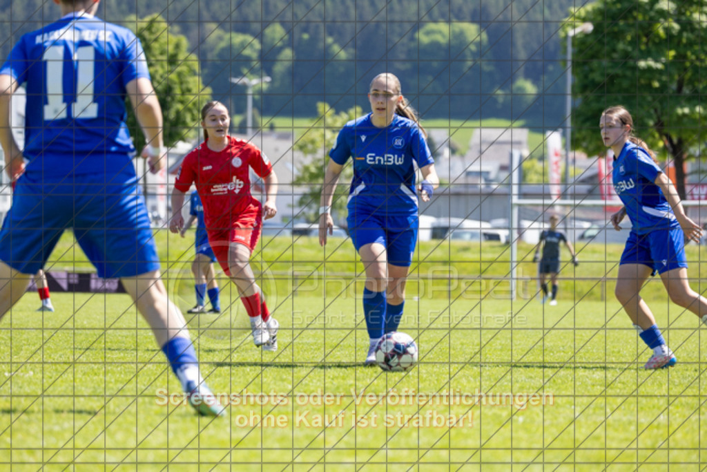 20250510_142456_0459 | #,1.FC Donzdorf (rot) vs. Karlsruher SC (blau), Fussball, EnBW-Oberliga B -Juniorinnen, 23. Spieltag, Saison 2024/2025, Rasenplatz, Lautertal Stadion, Süßener Straße 16, 73072 Donzdorf, 10.05.2025 - 14:00 Uhr,Foto: PhotoPeet-Sportfotografie/Peter Harich