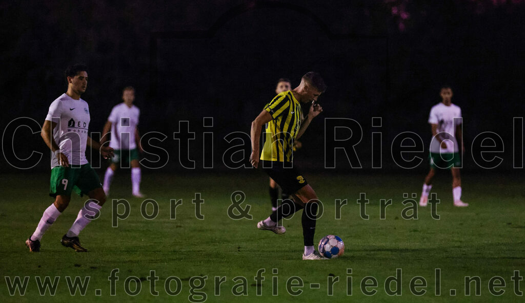 2023-09-15_005_FC_Moosinning_gegen_SV_Waldperlach | Moosinning, Deutschland, 15.09.2023:
Fußball, Bezirksliga Oberbayern Ost 2023 / 2024, 9. Spieltag, FC Moosinning gegen SV Waldperlach, Endergebnis: 0:1

Florian Jakob (FC Moosinning, #10)

Foto: Christian Riedel / fotografie-riedel.net