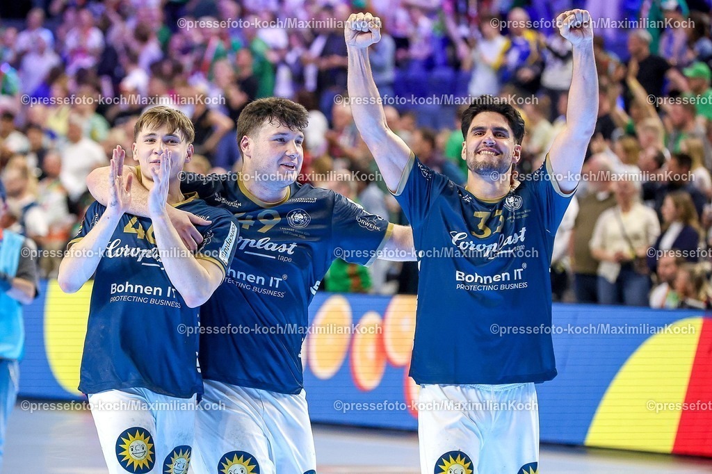 xSSCx18042602021 | 18.04.2026, xsscx, Handball, DHB-Pokal Lidl Final4, Halbfinale, Bergischer HC - SC Magdeburg, Saison 2025 / 2026 Herren, Lanxess Arena, Köln: Die Mannschaft des Bergischer HC feiert den Sieg über den SC Magdeburg  Julian Fuchs (BHC #46) Aron Seesing (BHC #49) Eloy Morante Maldonado (BHC #33) Photo: xSandraxScherningxPressefotoKochx
