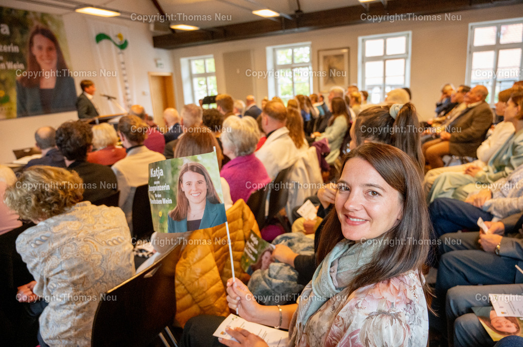 Katja_Simon-Botschafterin_der_Bergstrasse-68 | bre,bzw,Zwingenberg, Die deutsche Winprinzessin Katja Simon wurde am 19.Oktober im Diefenbachsaal in Zwingenberg von Landrat Christian Engelhardt zur Botschafterin der Bergstraße ernannt, im Publikums Fans von Katja , so wie Patrizia Germann hier mit einem Fähnchen,   ,, Bild: Thomas Neu