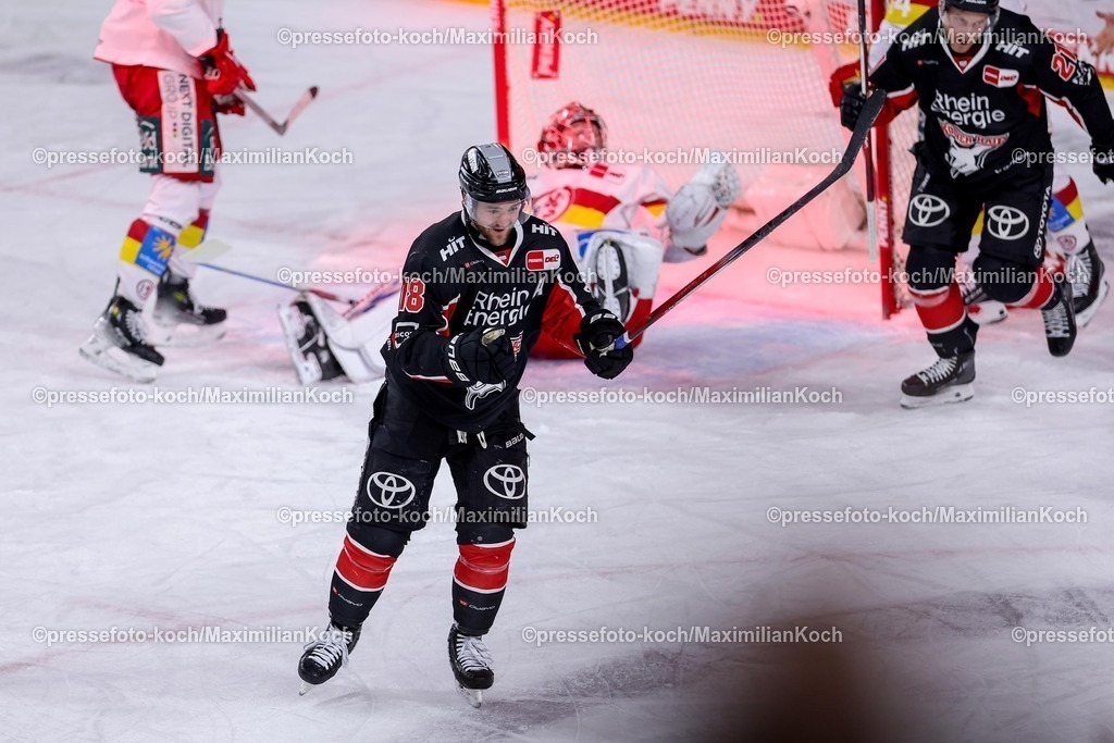KEC16022501062 | 16.02.2025, Eishockey, DEL, Kölner Haie - Düsseldorfer EG, Lanxess-Arena Köln: Torjubel nach dem 3:2 durch Josh Currie (Kölner Haie #18)
