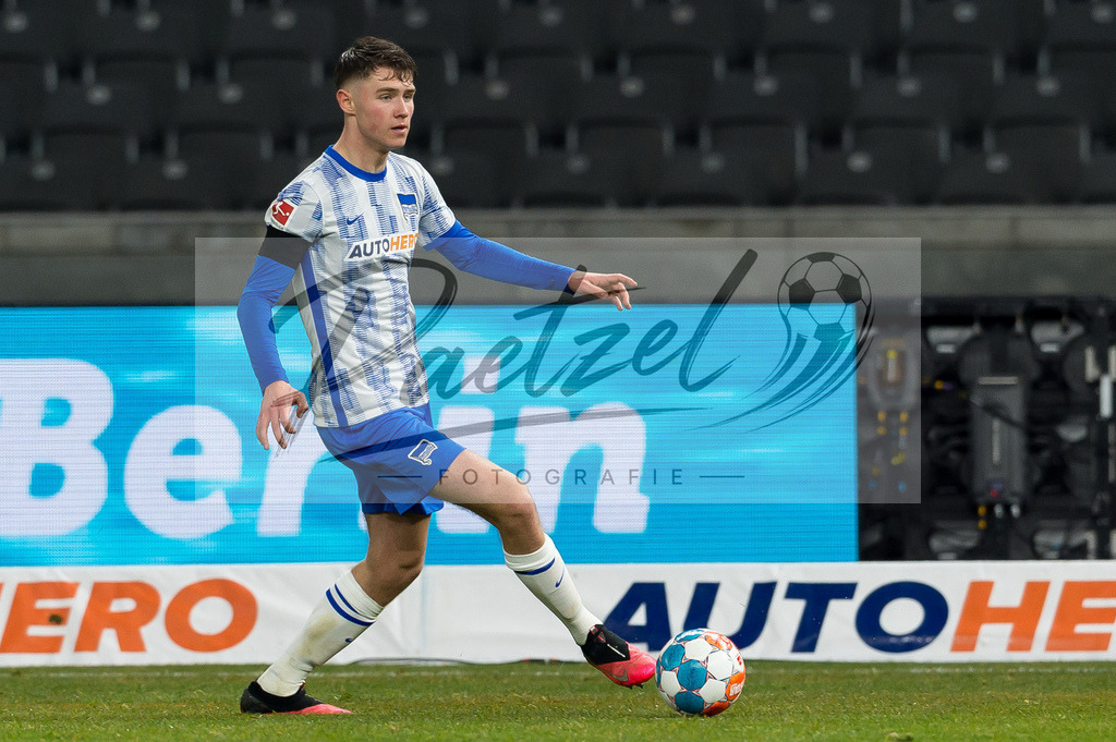 BSCFCB20220123_332 | Fussball, Herren: Linus Jasper Gechter (Hertha BSC) in Aktion, am Ball, Einzelaktion bei dem Spiel der 1. Bundesliga zwischen Hertha BSC und FC Bayern Muenchen im Olypiastadion am 23.01.2022 in Berlin, Deutschland.DFB / DFL REGULATIONS PROHIBIT ANY USE OF PHOTOGRAPHS AS IMAGE SEQUENCES AND/OR QUASI-VIDEO. - Realisiert mit Pictrs.com