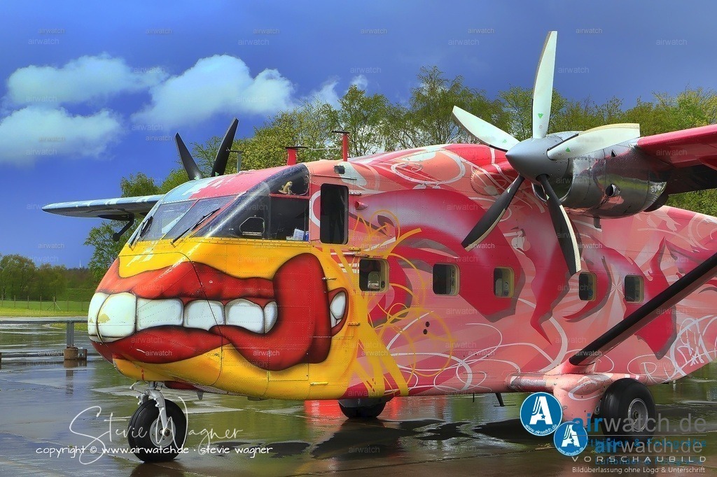 Flying Shoebox - Short S.C.7 Skyvan auf dem Flugplatz Husum-Schwesing | Die Short SC.7 Skyvan, auch als "Flying Shoebox" bekannt, ist ein britisches 19-sitziges Twin-Turboprop-Flugzeug, das erstmals am 17. Januar 1963 geflogen wurde. Es wurde von Short Brothers aus Belfast, Nordirland, hergestellt und verfügt über ein robustes Design mit kurzen Start- und Landefähigkeiten (STOL). Ursprünglich auf Anfrage von F.G. Miles Ltd. für eine Variante des Hurel-Dubois Miles HDM.106 Caravan-Designs wurde der Skyvan von 1960 bis 1986 mit etwas mehr als 150 hergestellten Flugzeugen hergestellt. Die verbleibenden Beispiele werden heute hauptsächlich für Kurzstreckenfracht- und Fallschirmspringen verwendet.
