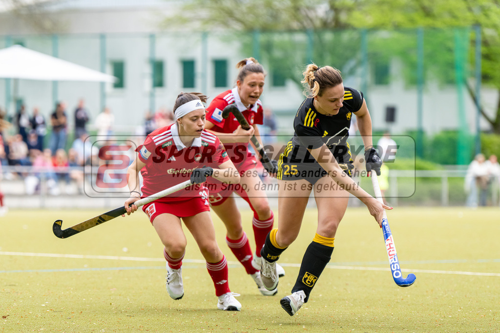 HK_20240407_100183 | 1. Bundesliga Hockey Damen Rot-Weiss Köln - Harvestehuder THC am 7.4.2024 Rot-Weiss Köln, Köln , Emma Boermanns ( Rot-Weiss Köln #33 ) , Garot Albane ( Harvestehuder THC #25 )