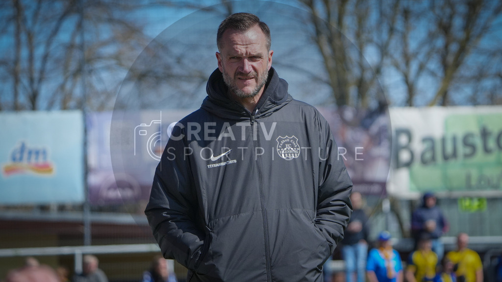Fußball, Herren, Saison 2025/2026, Regionalliga Nordost, 29. Spieltag, FSV 63 Luckenwalde vs. FC Eilenburg, Samstag 11.04.2026, Werner-Seelenbinder-Stadion Luckenwalde, | Fußball, Herren, Saison 2025/2026, Regionalliga Nordost, 29. Spieltag, FSV 63 Luckenwalde vs. FC Eilenburg, Samstag 11.04.2026, Werner-Seelenbinder-Stadion Luckenwalde, Im Bild: Karsten Oswald (TRainer Eilenburg) - Realisiert mit Pictrs.com