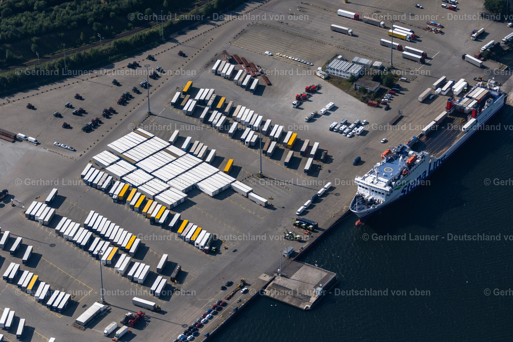 4038212 | Container im Hafen von Travemünde