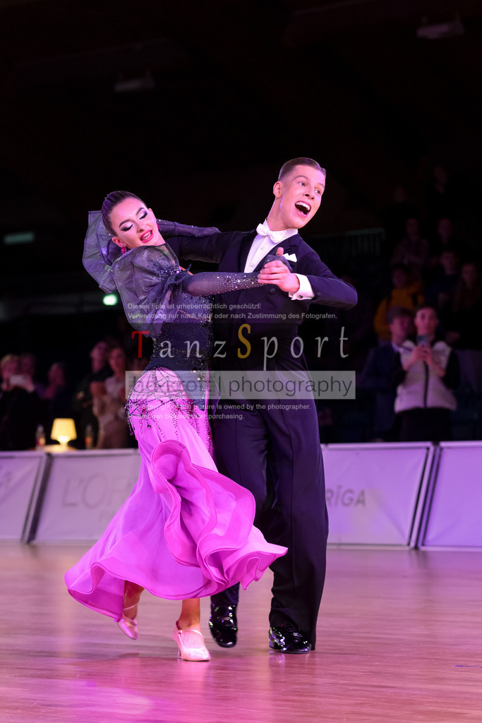 20241215_WDSF_Int_Open_Std-Riga-9908 | Tanzsportbilder, Standardtanz, Lateintanz, WDSF, DTV, LTVB, dancecomp, goc, hessen tanzt, blaues band der spree, walzer, tango, wiener walzer, slowfox, quickstepp, samba, rumba, cha-cha-cha, paso doble. jive, hd-kroft photography, turniertanzsport