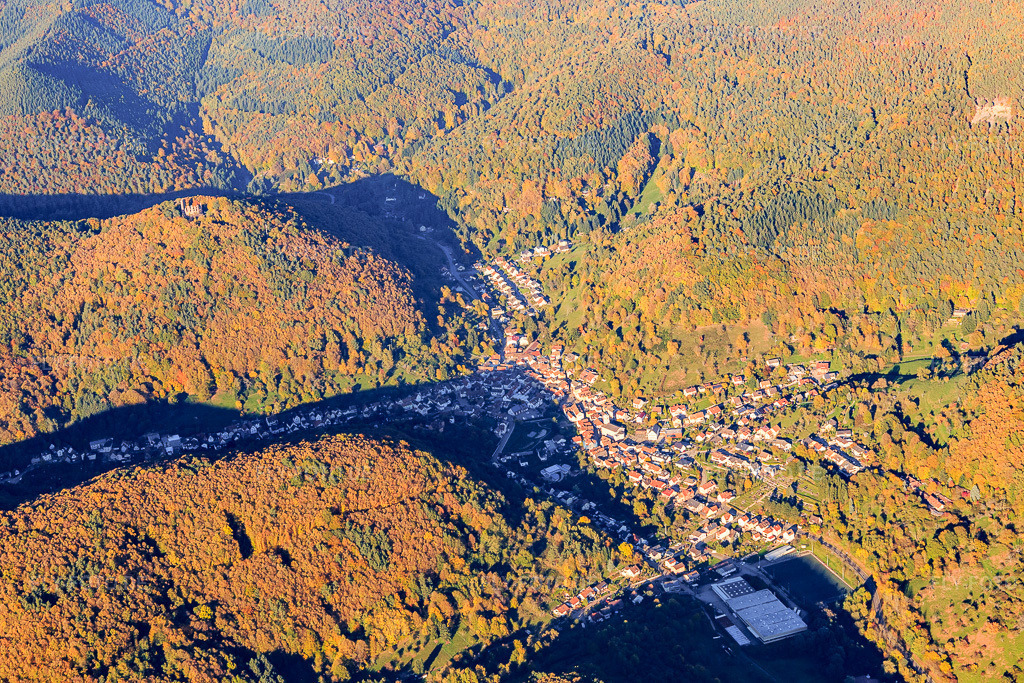 Luftbild: Ortsansicht aus Südwesten in Ramberg im Bundesland Rheinland-Pfalz in Deutschland. Foto: IMG_104036.jpg vom 14.10.2017 durch Werner Riehm/FLY-FOTO.de