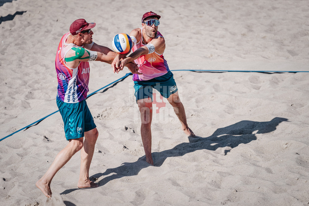 Beachvolleyball | Männer  | Allianz German Beach Tour 2024 | Tourstop Kühlungsborn | 10.08.2024 | v.l. Yannick Harms und Manuel Harms uneinig bei der Annahme