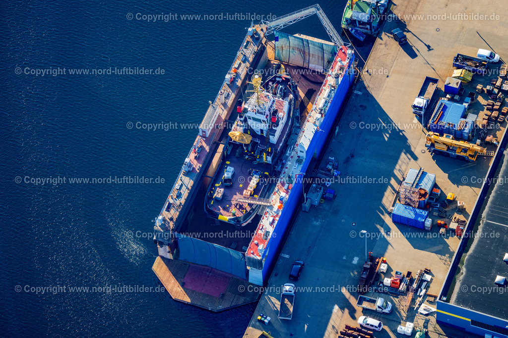 Cuxhaven_Wulf_Schelpper_ELS_4428280824 | CUXHAVEN 28.08.2024 Werftgelände der Schiffswerft mit dem "Schlepper Wulf"auf dem Schwimmdock im Hafenbecken von Cuxhaven im Bundesland Niedersachsen, Deutschlan. // Shipyard area with the "Tug Buetzfleth" on the floating dock in the harbor basin of Cuxhaven in the state Lower Saxony, Germany. Foto: Martin Elsen