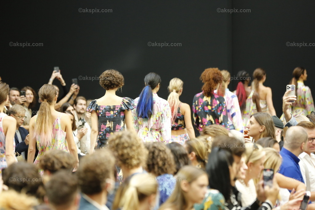 Malūne by Frida Weyer auf der  MBFW Spring/Summer 2023 | Mercedes-Benz Fashion Week (MBFW)  Frühling / Sommer 2023 im Hotel Telegraphenamt Berlin in Berlin-Mitte. Die Kollektionen von Malūne by Frida Weyer auf der MBFW Spring/Summer 2023. Das Bild zeigt Models mit der Kollektion von Malūne by Frida Weyer.