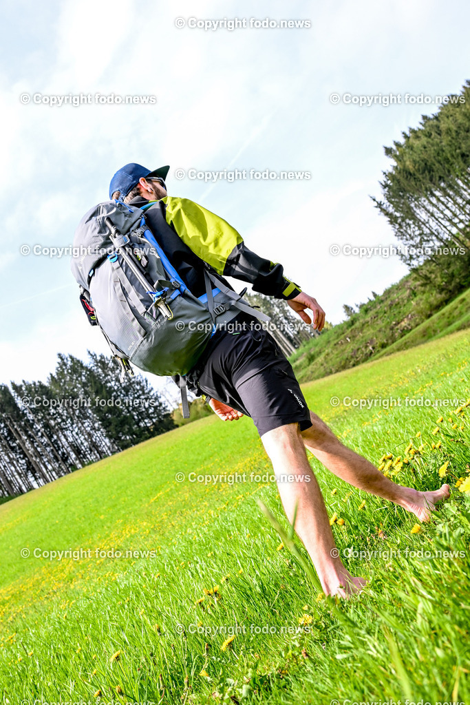 Johannes Kronegger_ Barfuss Wanderer_ 08.05.2023_-9 | 08.05.2023, Pierbach, AUT, Johannesweg, im Bild Johannes Kronegger (Barfuss Wanderer)