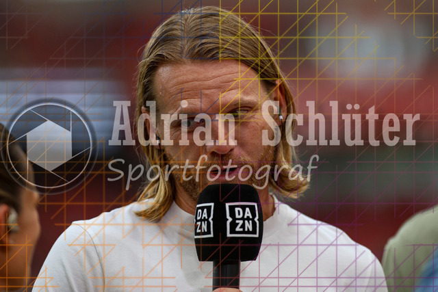 Bayer 04 Leverkusen vs Borussia Mönchengladbach - Bundesliga  | Leverkusen, Deutschland, 21.09.25:   Trainer Eugen Polanski (Borussia Mönchengladbach) im Interview waehrend des Spiels der Bundesliga zwischen  Bayer 04 Leverkusen vs Borussia Mönchengladbach in der BayArena(Foto von Brauer-Fotoagentur / Adrian Schlueter)