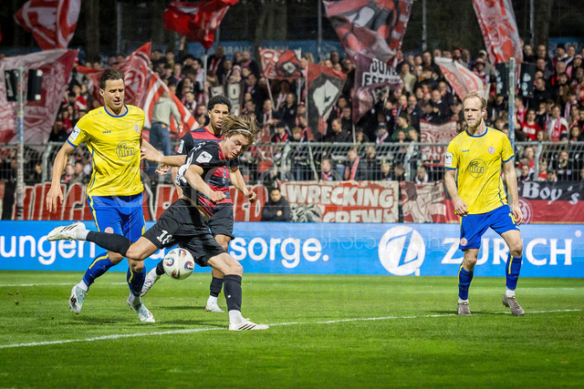 Third Division, FC Viktoria Köln vs Rot-Weiss Essen, 22.03.2026 | KÖLN, GERMANY - MARCH 22: Tim Kloss (Viktoria Köln, 18) scoring his first goal during the third division match on gameday 30 between FC Viktoria Köln vs Rot-Weiss Essen at Sportpark Höhenberg on March 22, 2026 in Köln, Germany. DFL REGULATIONS PROHIBIT ANY USE OF PHOTOGRAPHS AS IMAGE SEQUENCES AND/OR QUASI-VIDEO.