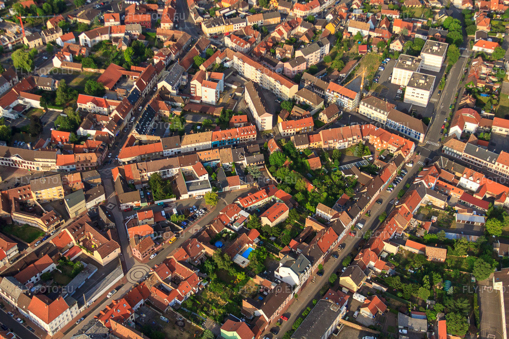 Vue aérienne: Rue des Écoles à Bischwiller dans le département Bas Rhin, France.Photo: IMG_30426.jpg prise le 09/07/2010 par Werner Riehm/FLY-FOTO.euRésolution de l'original: 4752 x 3168 px
